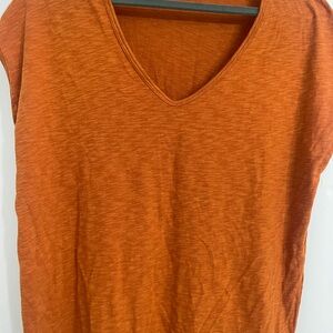 Burnt orange t shirt size medium.